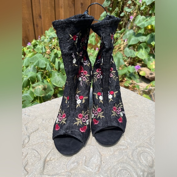 Blue by Betsey Johnson Sb-Diem Ankle Bootie Pump Black Lace Floral Size 7 EUC - Picture 2 of 9